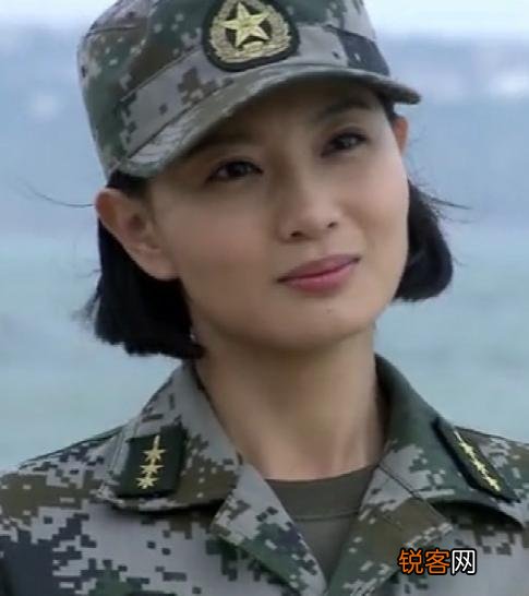 朋友圈掀起了晒军装照的狂潮,你见过穿军装最美的女孩是谁？