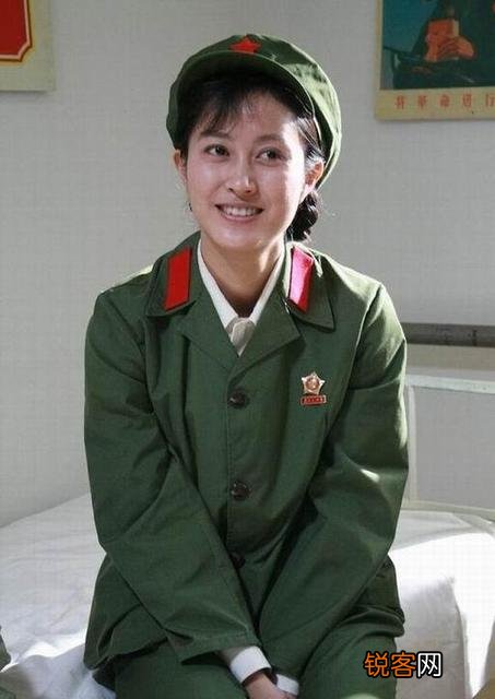 朋友圈掀起了晒军装照的狂潮,你见过穿军装最美的女孩是谁？