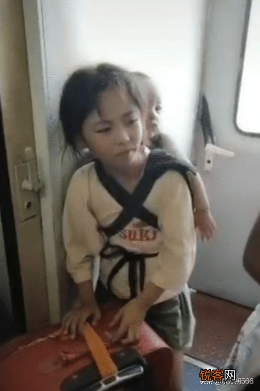 “最美微笑女孩”走红,背着妹妹,拎着几十斤重的行李箱乘坐火车,你如何看待？