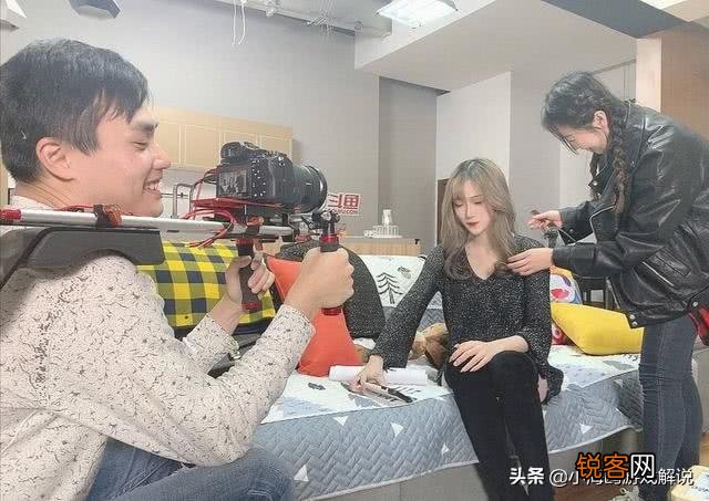 腐团儿房管晒出珍藏Cos照片,玩家直言这可能就是“付费房管”的福利吧,如何评价？