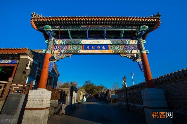 北京海淀一个公司挖我,月薪税后两万七左右,该去吗？在北京足够日常生活吗？