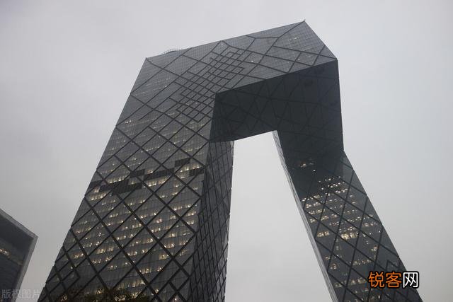 北京海淀一个公司挖我,月薪税后两万七左右,该去吗？在北京足够日常生活吗？