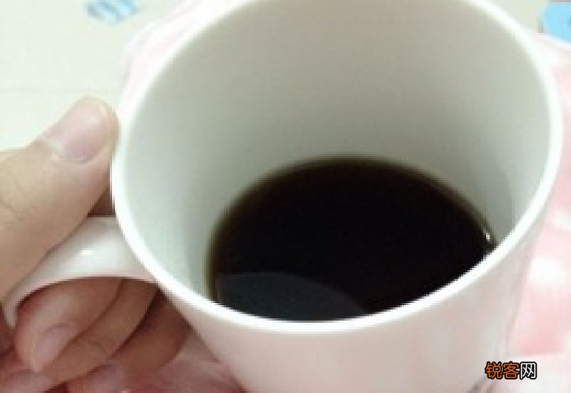 狗狗拉黑色的便便成型