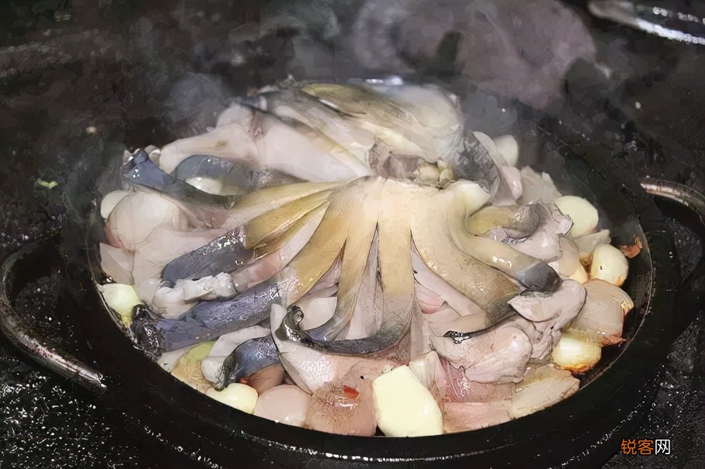 石锅鱼的家常做法 特殊的秘制酱