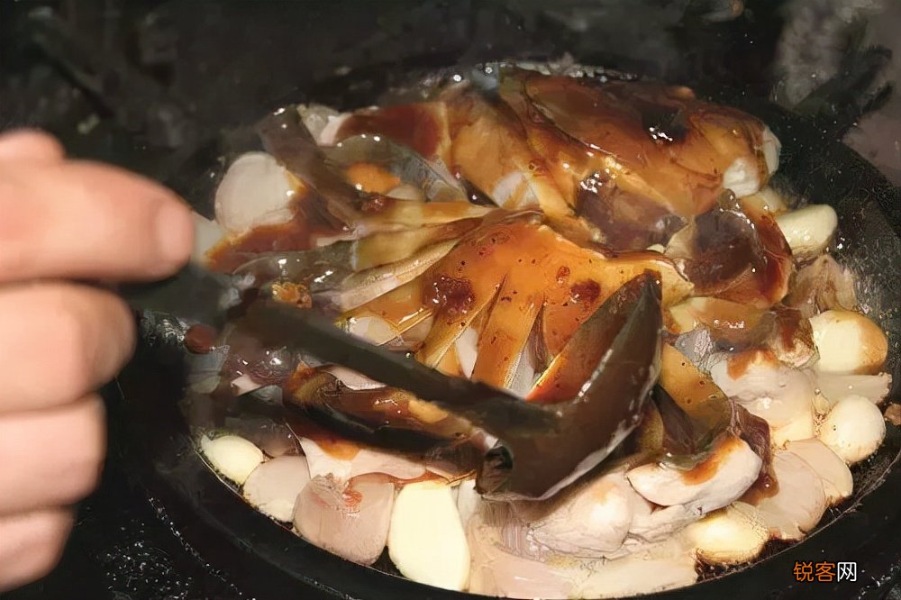 石锅鱼的家常做法 特殊的秘制酱