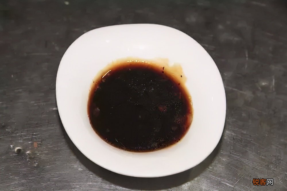 石锅鱼的家常做法 特殊的秘制酱