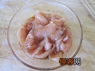 黑椒鸡肉片炒蘑菇的做法