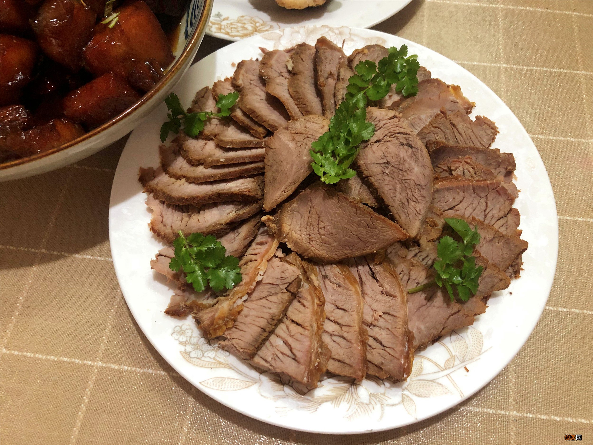 卤牛肉的家常做法 只需4样配料，简单方便