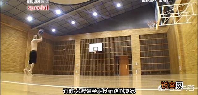 《灌篮高手》的作者在画漫画前是做什么的？为什么他对篮球的理解那么深？