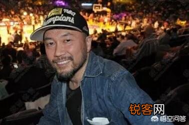 《灌篮高手》的作者在画漫画前是做什么的？为什么他对篮球的理解那么深？