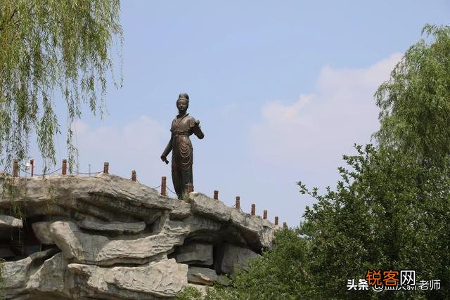 想出去旅游,哪里比较好玩？