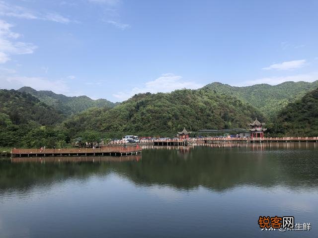 想出去旅游,哪里比较好玩？