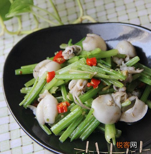 墨鱼仔炒香芹
