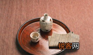 形容酒好喝的词语有哪些 哪些词语形容酒好喝