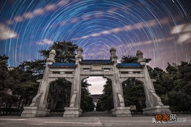 在夜间,如何拍摄出漂亮的星轨照片？需要准备哪些东西？
