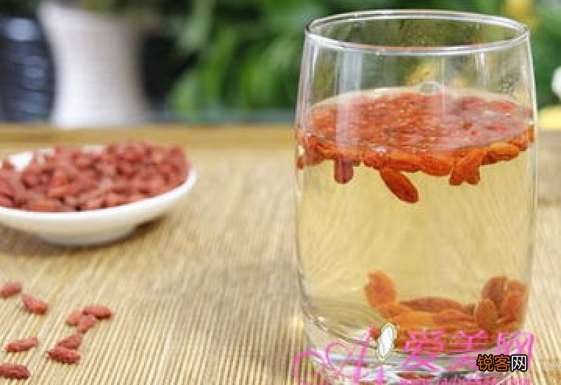 枸杞子泡水对眼睛有好处吗 枸杞子泡水对眼睛好吗