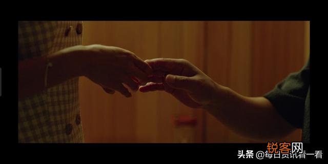 韩国电影《寄生虫》中,穷爸爸问富爸爸“爱妻子吗”,这一细节描写出现两次的用意何在？