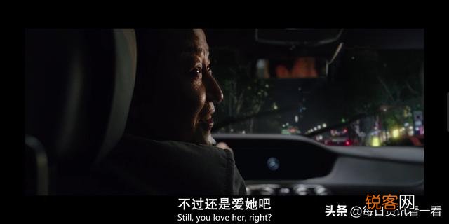 韩国电影《寄生虫》中,穷爸爸问富爸爸“爱妻子吗”,这一细节描写出现两次的用意何在？