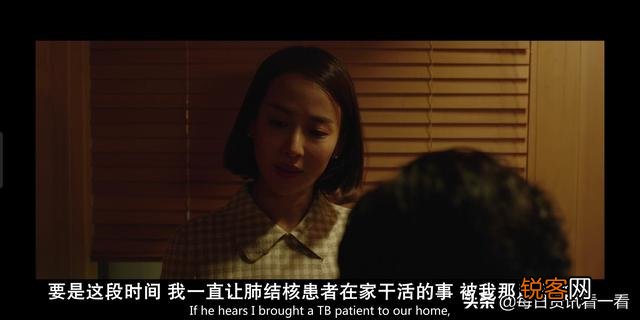 韩国电影《寄生虫》中,穷爸爸问富爸爸“爱妻子吗”,这一细节描写出现两次的用意何在？