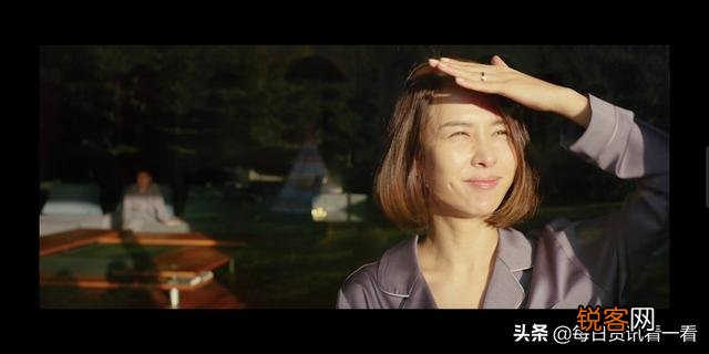 韩国电影《寄生虫》中,穷爸爸问富爸爸“爱妻子吗”,这一细节描写出现两次的用意何在？
