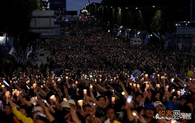 如何看待300万韩国民众参加游行,要求文在寅下台？