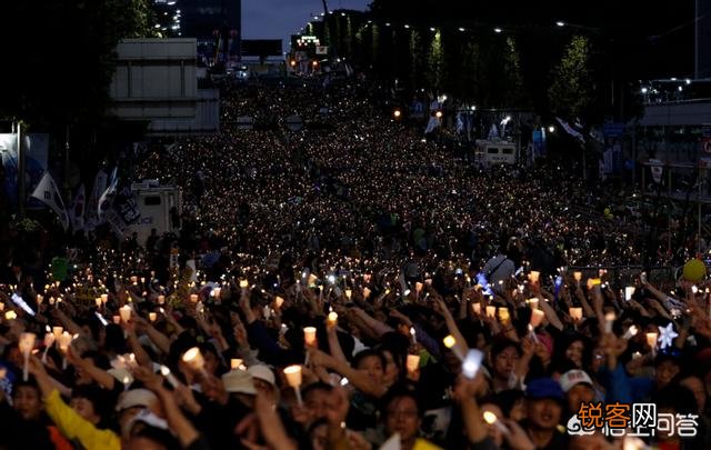 如何看待300万韩国民众参加游行,要求文在寅下台？