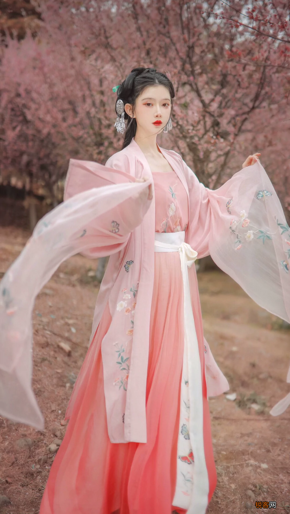 赞美女人气质高雅漂亮的古诗词 这5句字字唯美，网友：早会不至于单身