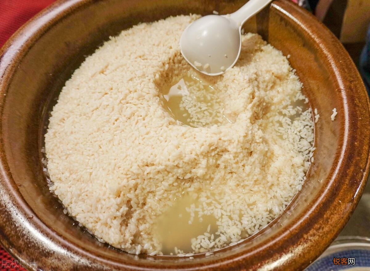 糯米做酒酿太甜了怎么办 糯米做酒酿要浸泡多长时间