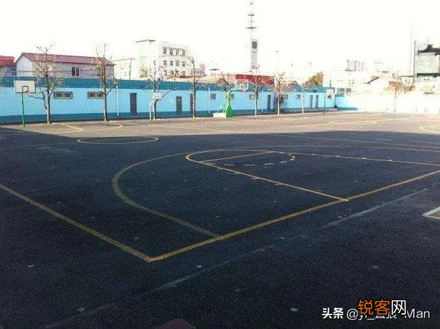 篮球场地的地面有何要求？要注意什么？