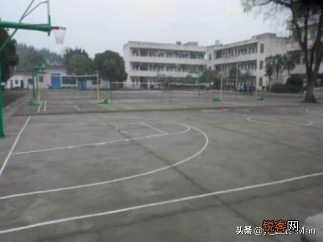 篮球场地的地面有何要求？要注意什么？