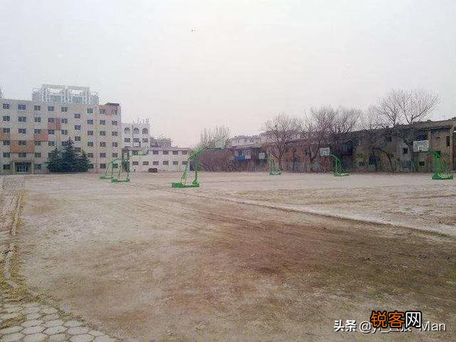 篮球场地的地面有何要求？要注意什么？
