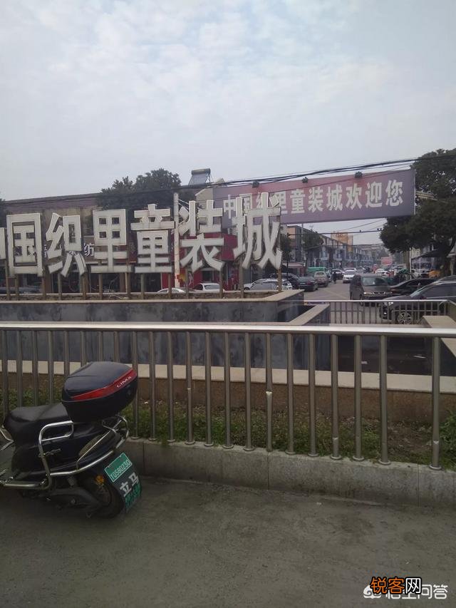 我开了一家童鞋和童装店,我想问一下哪里的童装和童鞋货源好一点,可以到哪里批发？