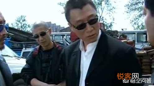 为什么电影中,黑社会老大都喜欢穿风衣？