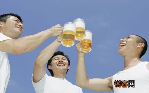 男人喝啤酒时不能吃什么水果 男人喝啤酒时不能吃什么