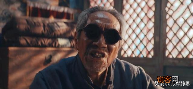 《鬼吹灯之龙岭迷窟》明明遭对方算计,胡八一为何还把龙形玉佩还给陈瞎子最终带他去了美国？