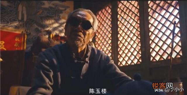 《鬼吹灯之龙岭迷窟》明明遭对方算计,胡八一为何还把龙形玉佩还给陈瞎子最终带他去了美国？