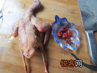 清炖红枣鸽子汤的做法