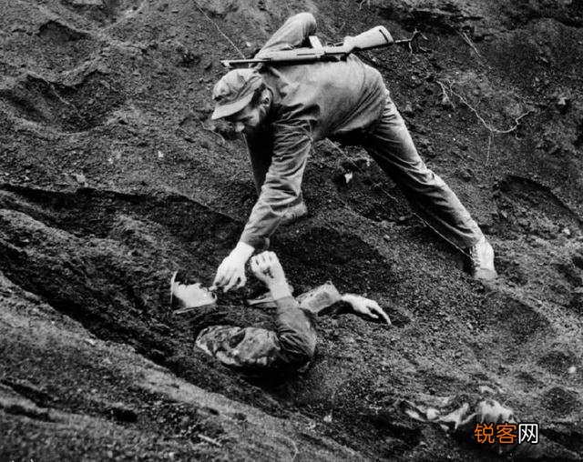 古代战争死过很多人,怎么很少挖出骸骨和兵器呢？