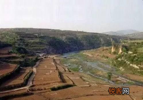 古代战争死过很多人,怎么很少挖出骸骨和兵器呢？
