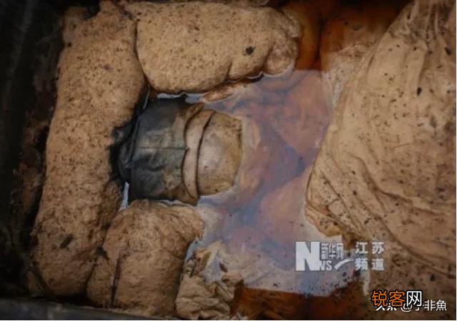 像辛追夫人这类古尸,看出土的照片明明很恐怖。为什么很多报道都说「栩栩如生」？