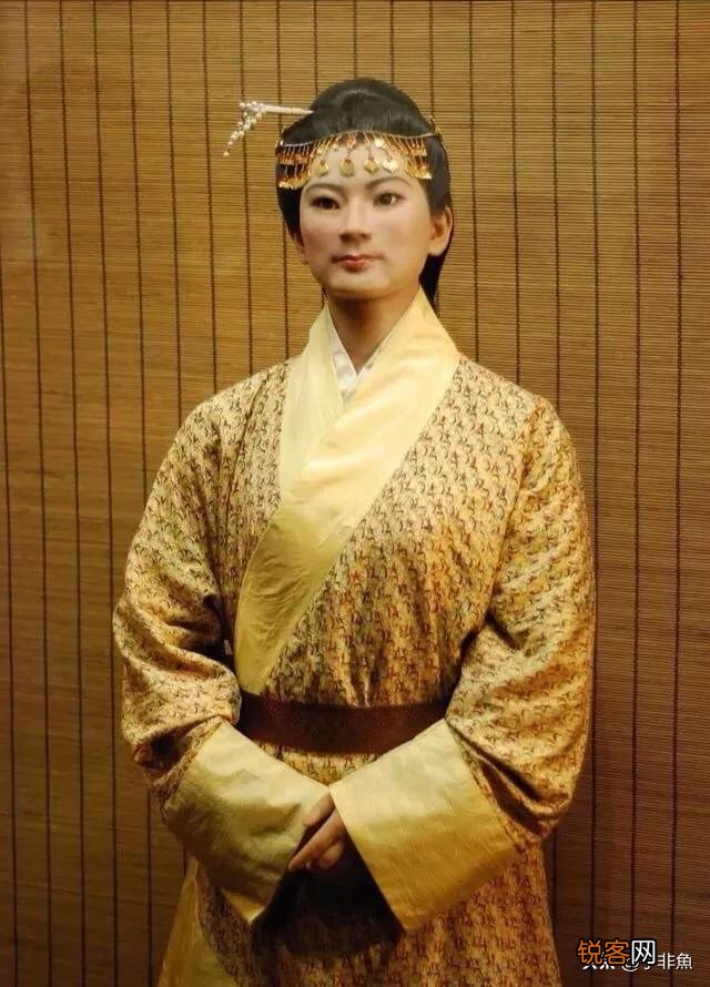 像辛追夫人这类古尸,看出土的照片明明很恐怖。为什么很多报道都说「栩栩如生」？