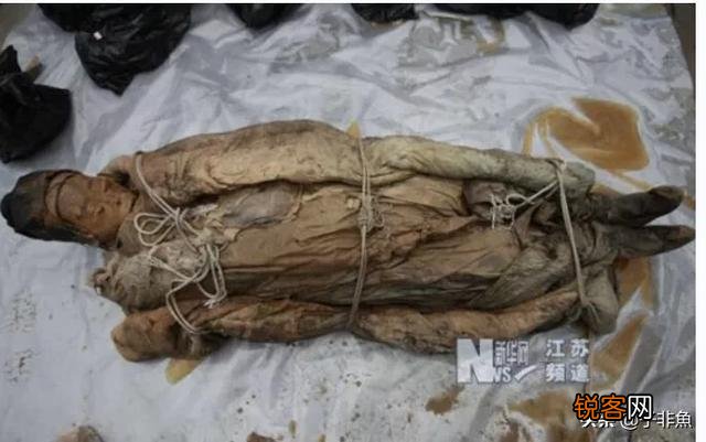 像辛追夫人这类古尸,看出土的照片明明很恐怖。为什么很多报道都说「栩栩如生」？
