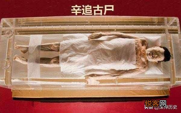 像辛追夫人这类古尸,看出土的照片明明很恐怖。为什么很多报道都说「栩栩如生」？