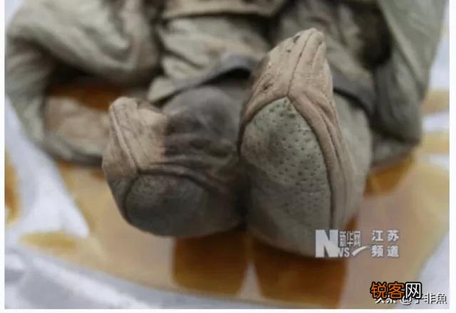 像辛追夫人这类古尸,看出土的照片明明很恐怖。为什么很多报道都说「栩栩如生」？