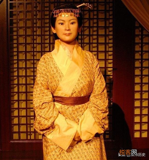 像辛追夫人这类古尸,看出土的照片明明很恐怖。为什么很多报道都说「栩栩如生」？
