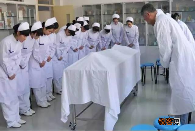 医学院用来做实验的尸体都是哪来的？做完实验的尸体又是怎么处理掉的？