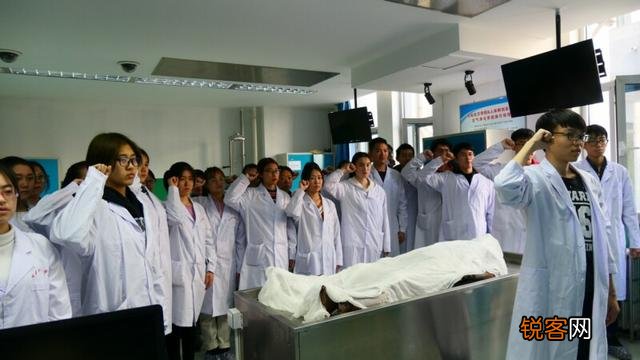 医学院用来做实验的尸体都是哪来的？做完实验的尸体又是怎么处理掉的？
