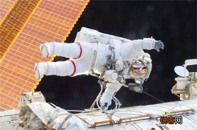 一个宇航员在太空漫步的时候,由于某些意外,回不了空间站,死后尸体会如何？
