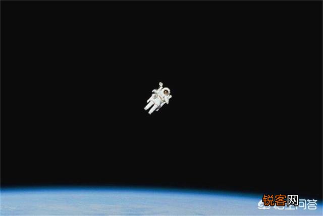一个宇航员在太空漫步的时候,由于某些意外,回不了空间站,死后尸体会如何？