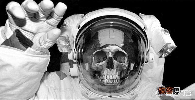 一个宇航员在太空漫步的时候,由于某些意外,回不了空间站,死后尸体会如何？